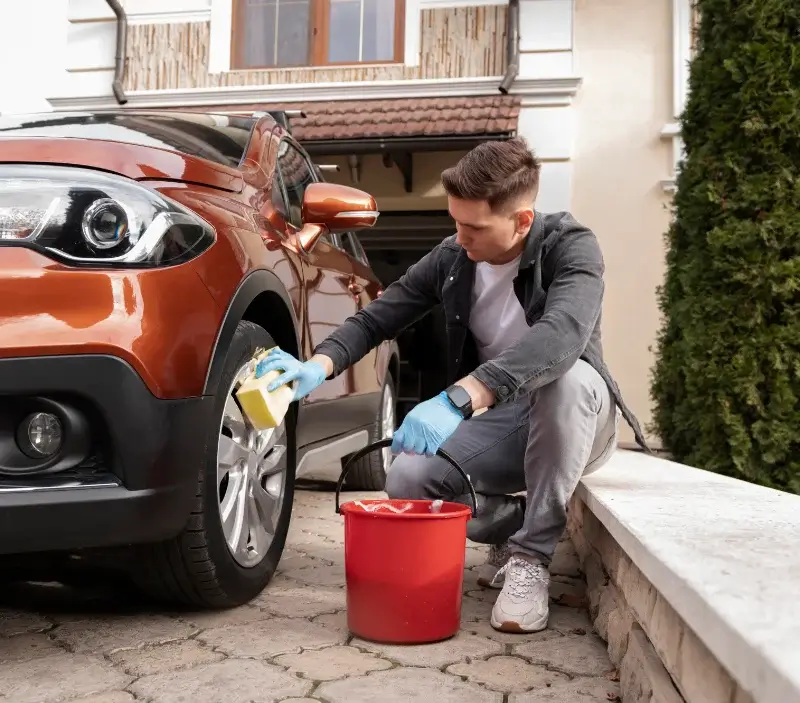 Lavage auto à domicile Castelfranc : professionnel intervenant sur un véhicule